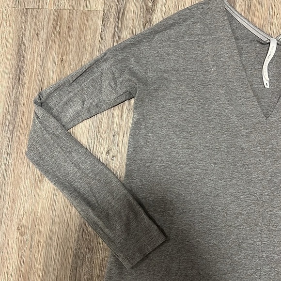 The Group Babaton Long Sleeve V-Neck Tee - Picture 3 of 13